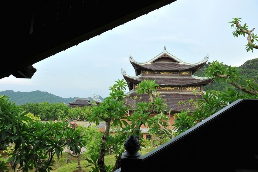 Chùa Bái Đính thuộc Khu du lịch sinh thái Tràng An, là một quần thể chùa lớn có diện tích 539ha bao gồm các khu vực như: Công viên văn hóa và học viện Phật giáo, khu đón tiếp và công viên cảnh quan, đường giao thông, khu hồ Đàm Thị, hồ phóng sinh và nhiều công trình vẫn đang được tiếp tục xây dựng. (Ảnh: Minh Đức/TTXVN)