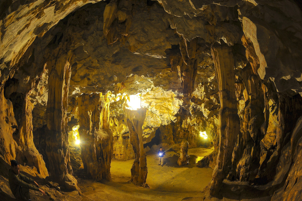 Hang tối trong Chùa Địch Lộng với vẻ đẹp của vô vàn nhũ và cột đá đủ mọi hình dạng, lung linh, huyền ảo là những nét trạm khắc tuyệt vời của thiên nhiên. (Ảnh: Minh Đức/TTXVN)