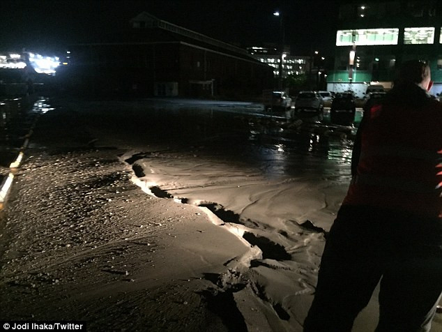 Theo BBC, sau trận động đất trên khoảng 2 giờ, sóng thần đã xuất hiện tại vùng biển Đông Bắc New Zealand. (Nguồn: Daily Mail)