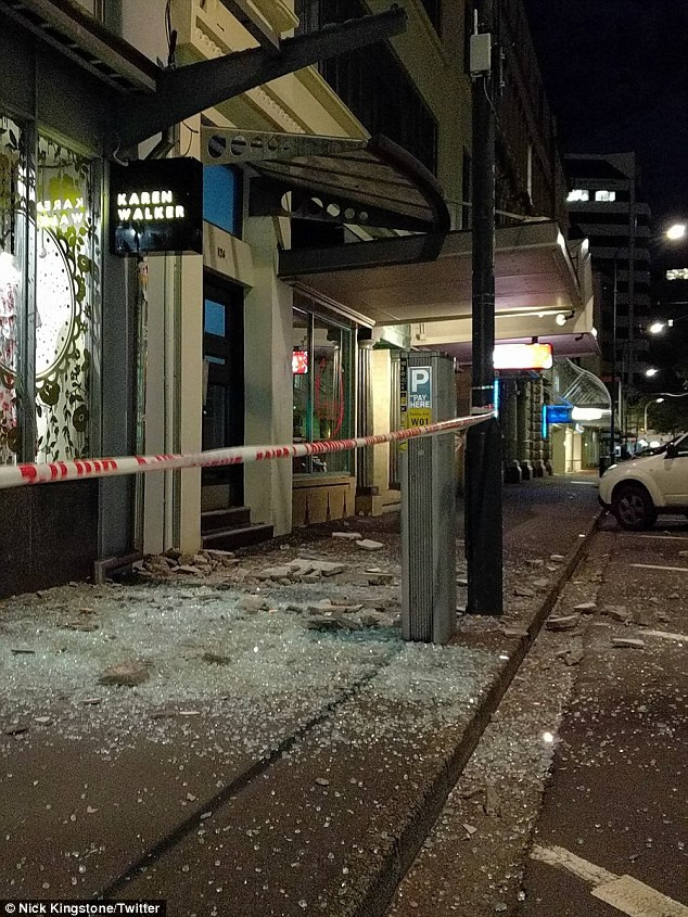 Cửa kính tại một nhà hàng ở Christchurch vỡ vụn. (Nguồn: Daily Mail)
