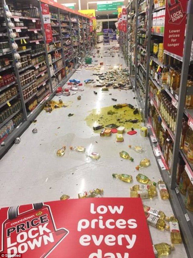 Nhiều sản phẩm trong siêu thị bị rơi vỡ. (Nguồn: Daily Mail)