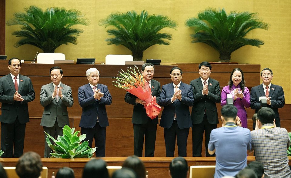 Thủ tướng Phạm Minh Chính và các đồng chí lãnh đạo Đảng, Nhà nước tặng hoa chúc mừng Chủ tịch Quốc hội Trần Thanh Mẫn. (Ảnh: TTXVN)