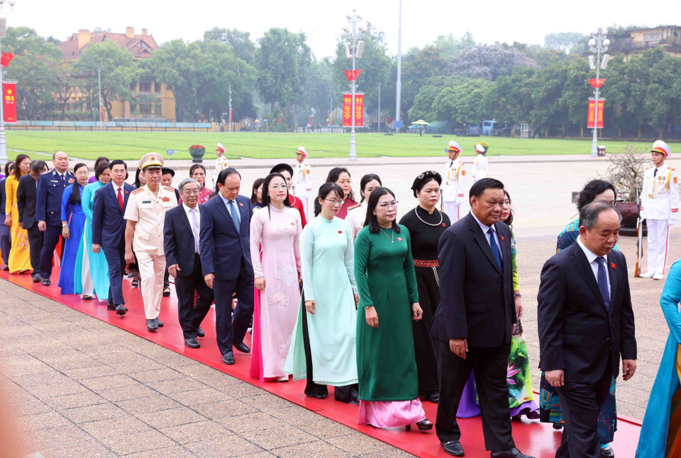 Các đại biểu Quốc hội vào Lăng viếng Chủ tịch Hồ Chí Minh. (Ảnh: TTXVN)