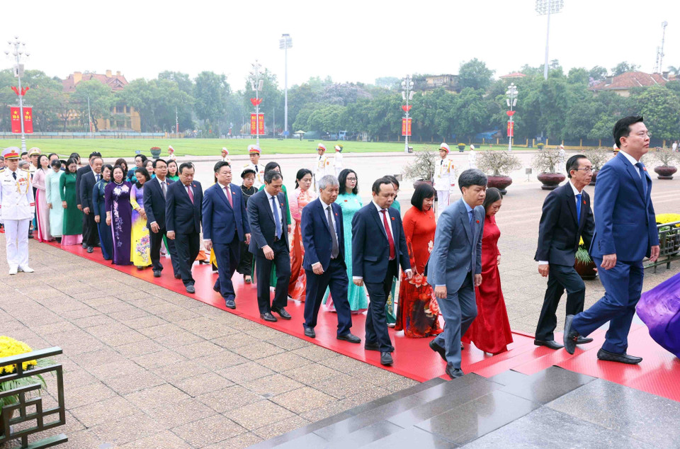 Các đại biểu Quốc hội vào Lăng viếng Chủ tịch Hồ Chí Minh. (Ảnh: TTXVN)