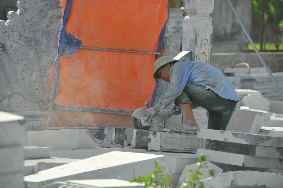 Các công nhân làm việc hàng ngày trong môi trường khói bụi và tiếng ồn. (Ảnh: Minh Đức/TTXVN)