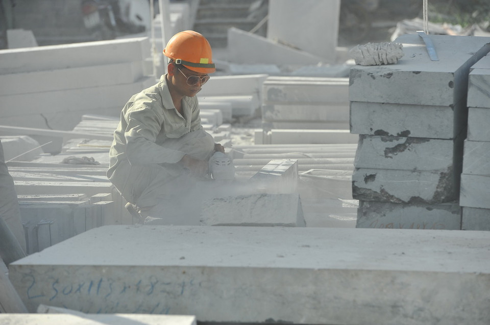 Dọc theo con đường chính đi sâu vào làng, các khu sản xuất đang có hàng nghìn lao động vùi mình làm việc trong những chiếc lán được dựng bằng những tấm bạt tạm bợ. (Ảnh: Minh Đức/TTXVN)