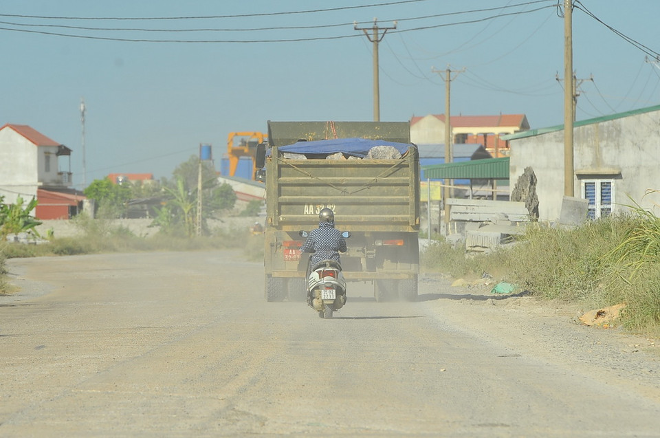 Lớp bụi đá màu trắng đục bao phủ làng Ninh Vân, nhất là trong những ngày hè nắng nóng, oi bức. (Ảnh: Minh Đức/TTXVN)