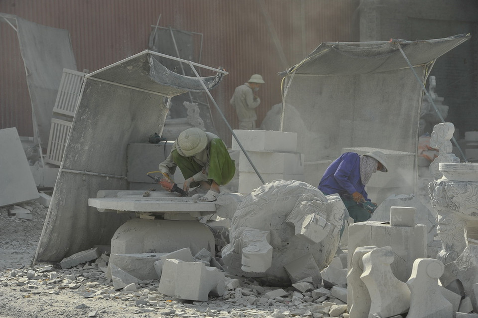 Song bên cạnh lợi ích về mặt kinh tế, nhiều năm qua, môi trường nơi đây bị ô nhiễm do bụi đá, ảnh hưởng nghiêm trọng đến đời sống của người dân. (Ảnh: Minh Đức/TTXVN)