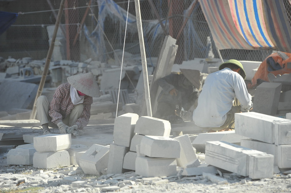 Ngoài ra, môi trường lao động không đảm bảo an toàn, nhiều công nhân chế tác đá không sử dụng các dụng cụ bảo hộ lao động như găng tay, kính, khẩu trang. (Ảnh: Minh Đức/TTXVN)