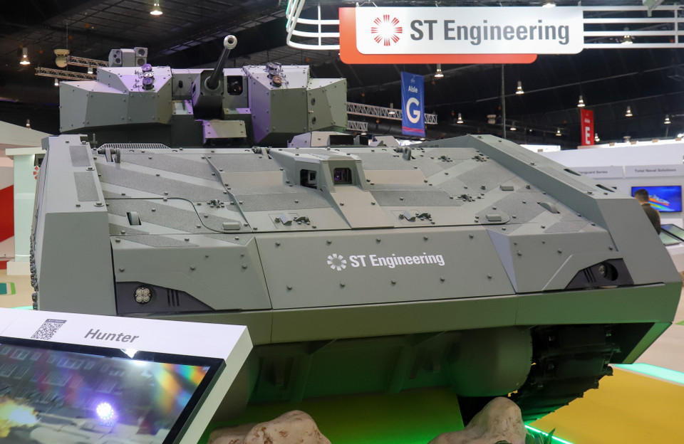 Xe bọc thép Hunter tân tiến nhất của Tập đoàn ST Engineering (Singapore) xuất hiện tại triển lãm. (Ảnh: Lê Dương/TTXVN)
