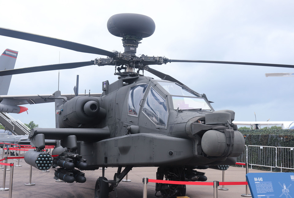 Máy bay trực thăng tấn công AH-64D của Không quân Singapore tại triển lãm .(Ảnh: Lê Dương/TTXVN)