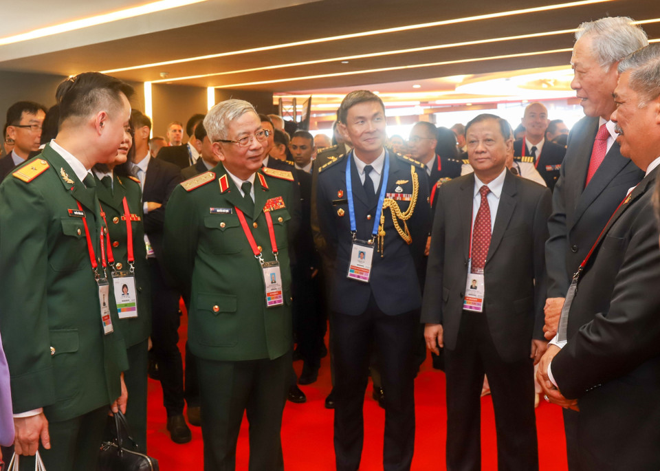 Thượng tướng Nguyễn Chí Vịnh, Thứ trưởng Bộ Quốc phòng dẫn đầu đoàn đại biểu quân sự Việt Nam tham dự triển lãm. (Ảnh: Lê Dương/TTXVN)
