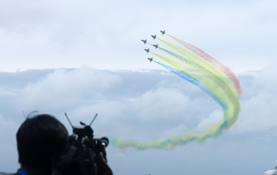 Màn trình diễn của Đội bay Ba Yi, thuộc Lực lượng Không quân, Quân Giải phóng Nhân dân Trung Quốc tại buổi tổng duyệt ngày 9/2/20. (Ảnh: Lê Dương/TTXVN)