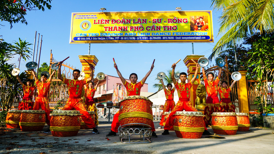 Đoàn Lân Sư Rồng Tú Anh Đường tại Cần Thơ hiện là đội lân nữ nắm giữ nhiều kỷ lục Việt Nam và Châu Á. (Ảnh: Ánh Tuyết/TTXVN)