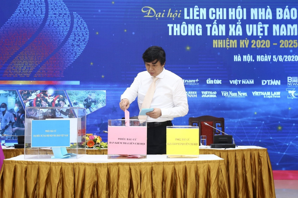 Đại biểu bỏ phiếu bầu Ban chấp hành Liên chi hội Nhà báo TTXVN nhiệm kỳ 2020 - 2025. (Ảnh: Minh Quyết/TTXVN)
