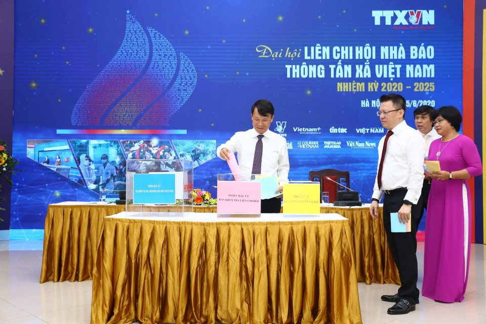 Đại biểu bỏ phiếu bầu Ban chấp hành Liên chi hội Nhà báo TTXVN nhiệm kỳ 2020 - 2025. (Ảnh: Minh Quyết/TTXVN)