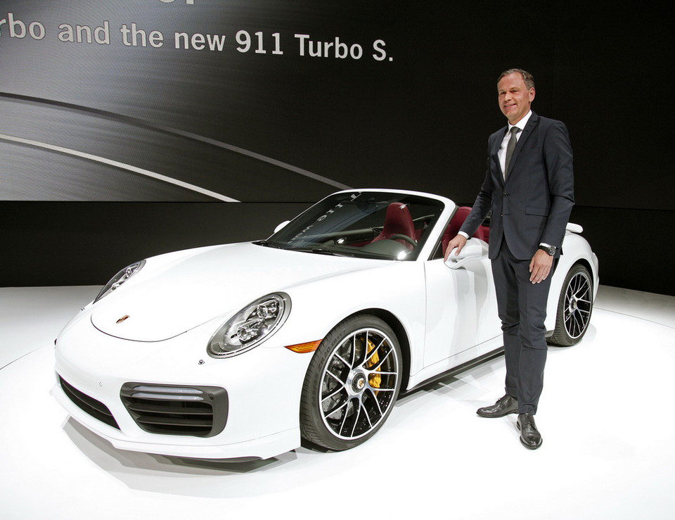 Mẫu xe Turbo S 2017 của hãng Porsche được Chủ tịch Oliver Blume giới thiệu trong cuộc họp báo tại triển lãm. (Nguồn: AFP/TTXVN)