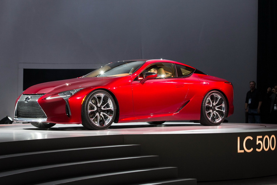 Mẫu xe Lexus LC500 của hãng Lexus được giới thiệu trong buổi họp báo tại triển lãm ngày 11/1. (Nguồn: AFP/TTXVN)