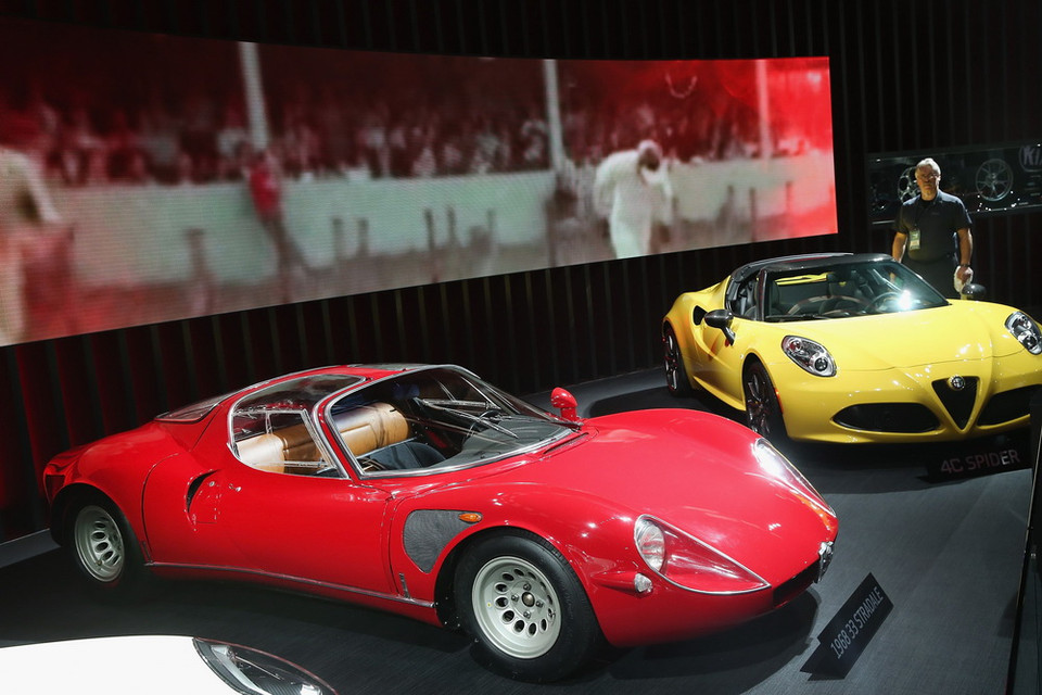 Các mẫu xe hơi trưng bày tại triển lãm ôtô quốc tế Bắc Mỹ 2016 ngày 11/1. (Nguồn: AFP/TTXVN)