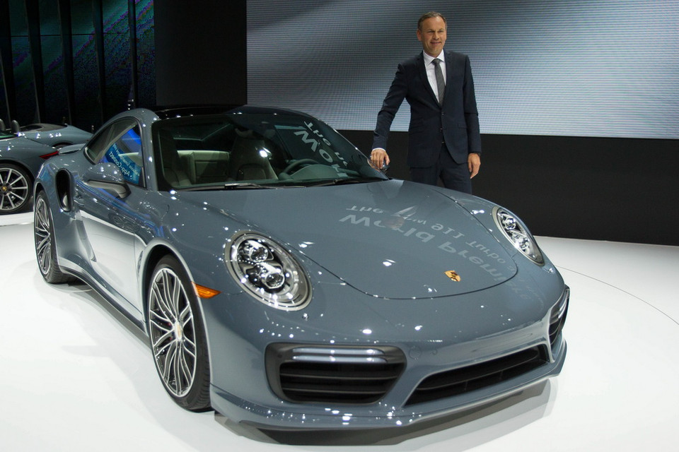 Mẫu xe 911 Turbo S của hãng Porsche được Chủ tịch Oliver Blume giới thiệu trong cuộc họp báo tại triển lãm. (Nguồn: AFP/TTXVN)