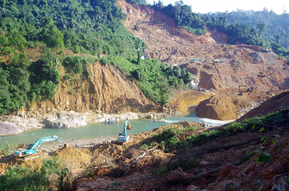 Các lực lượng cùng với phương tiện máy móc tích cực hoàn thành việc nắn dòng suối Rào Trăng trong ngày 21/11. (Ảnh: TTXVN phát)