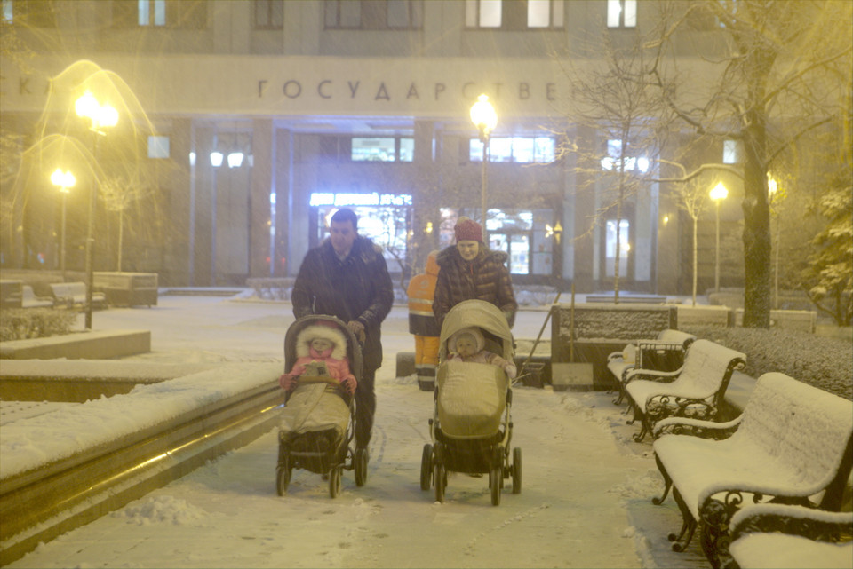 Tuyết rơi nhiều khiến cho việc đi lại của người dân gặp trở ngại. (Ảnh: Trần Hiếu/Vietnam+)