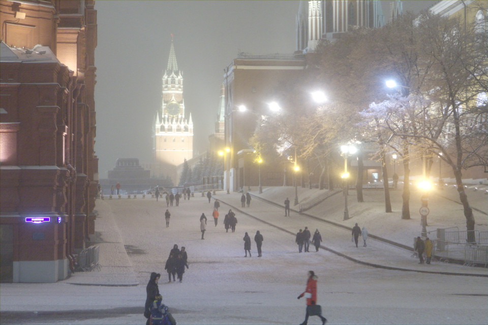 Người dân đổ về quảng trường Manezh và Quảng trường Đỏ để tận hưởng cảnh tượng thời tiết hiếm có. (Ảnh: Trần Hiếu/Vietnam+)