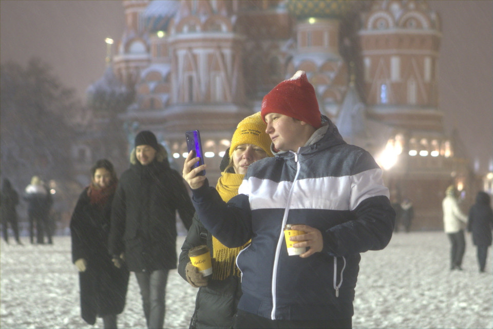 Người dân đi dạo trên Quảng trường Đỏ ở Moskva. (Ảnh: Trần Hiếu/Vietnam+)