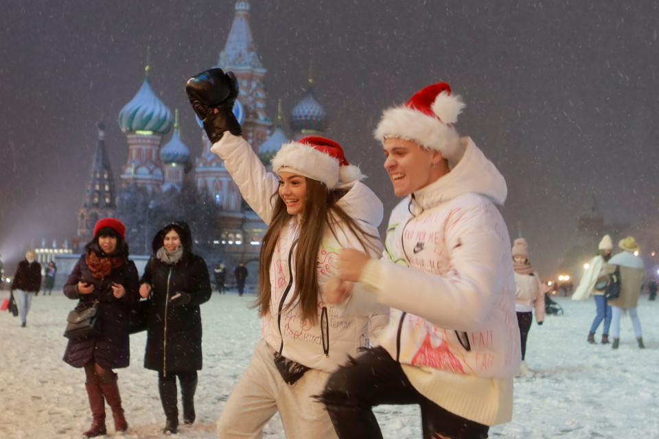 Người dân Moskva đổ ra nơi công cộng để tận hưởng cảnh tượng thời tiết hiếm có. (Ảnh: Trần Hiếu/Vietnam+)