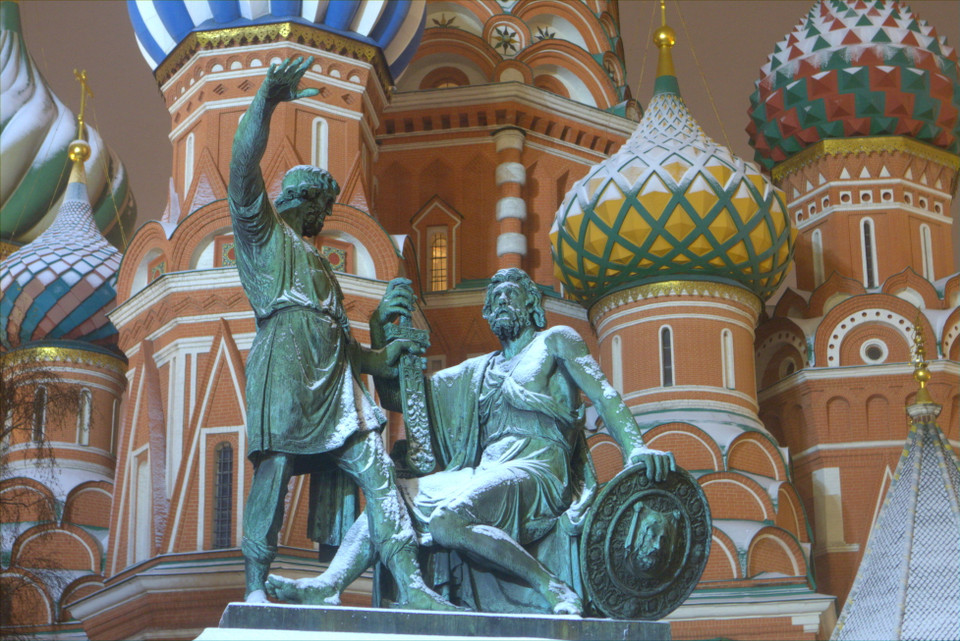 Tuyết trắng phủ lên các bức tượng ở Đền tưởng niệm Minin và Pozharski trên Quảng trường Đỏ, Moskva. (Ảnh: Trần Hiếu/Vietnam+)