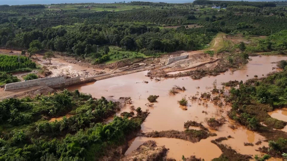 Do ảnh hưởng của cơn bão số 4, tại huyện Chư Prông (Gia Lai) có mưa lớn khiến lưu lượng nước đổ về đột ngột, tốc độ dòng chảy cao đã làm vỡ gần như hoàn toàn thân đập dài gần 100m, cao 4m của Thủy điện Ia Glae 2 đang được xây dựng trên suối Ia Glae thuộc địa bàn 2 xã Ia Ga và Ia Vê. (Ảnh: Hoài Nam/TTXVN)