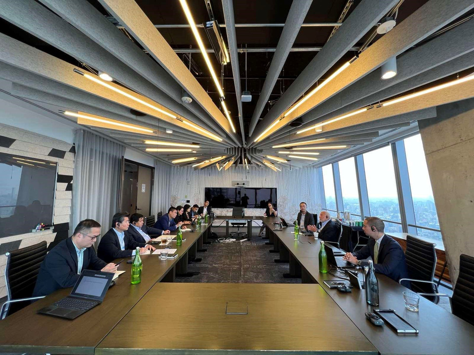 Bộ trưởng Nguyễn Chí Dũng trao đổi với Giáo sư Joseph Stiglitz - người đoạt giải Nobel Kinh tế năm 2001, cố vấn kinh tế của Tổng thống Bill Clinton, giáo sư của Đại học Columbia, từng là Kinh tế trưởng của Ngân hàng thế giới. (Ảnh: CTV/Vietnam+)