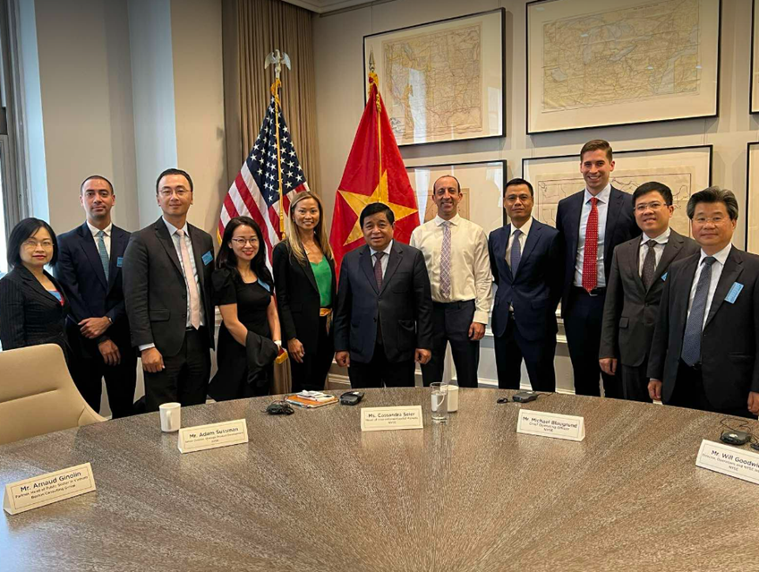 Bộ trưởng Nguyễn Chí Dũng đã có buổi làm việc với Sở giao dịch chứng khoán New York trao đổi những kinh nghiệm của trong việc phát triển thị trường vốn, cổ phiếu, trái phiếu, phái sinh… và bài học áp dụng vào quá trình xây dựng một trung tâm tài chính tại Việt Nam. (Ảnh: CTV/Vietnam+)