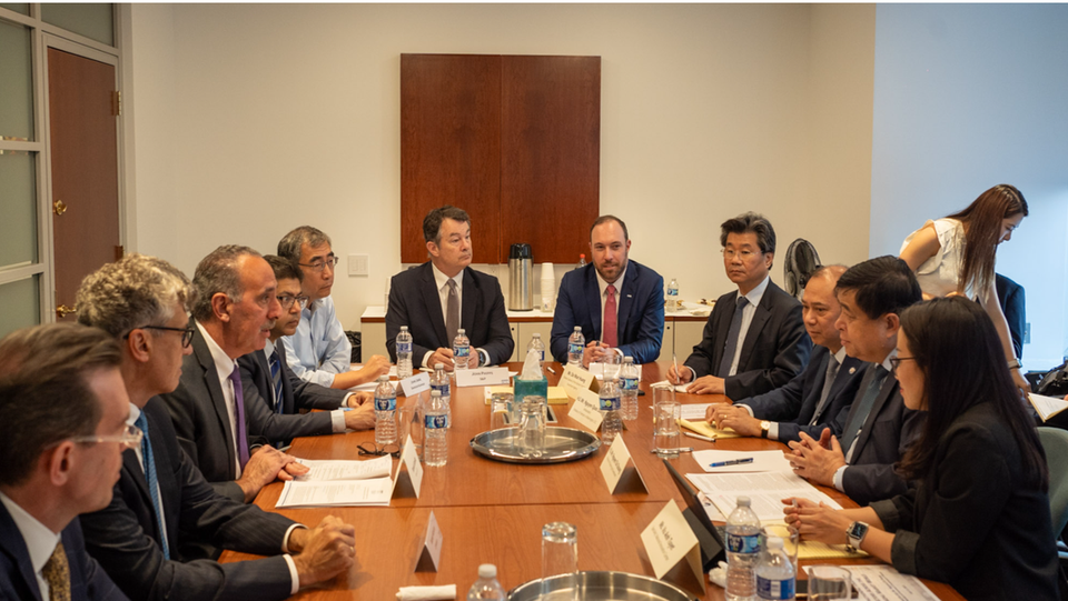 Bộ trưởng Nguyễn Chí Dũng tiếp các doanh nghiệp, tập đoàn lớn là thành viên của Hội đồng doanh nghiệp (Tập đoàn AES, TIAA, CitiGroup, Mitsubishi Châu Mỹ, Davidson Kempsẻr Capital Management, S&amp;P Global…). Bộ trưởng mong muốn các doanh nghiệp tiếp tục thúc đẩy hợp tác đầu tư, nhằm tăng cường quan hệ đối tác toàn diện giữa hai nước. (Ảnh: CTV/Vietnam+)