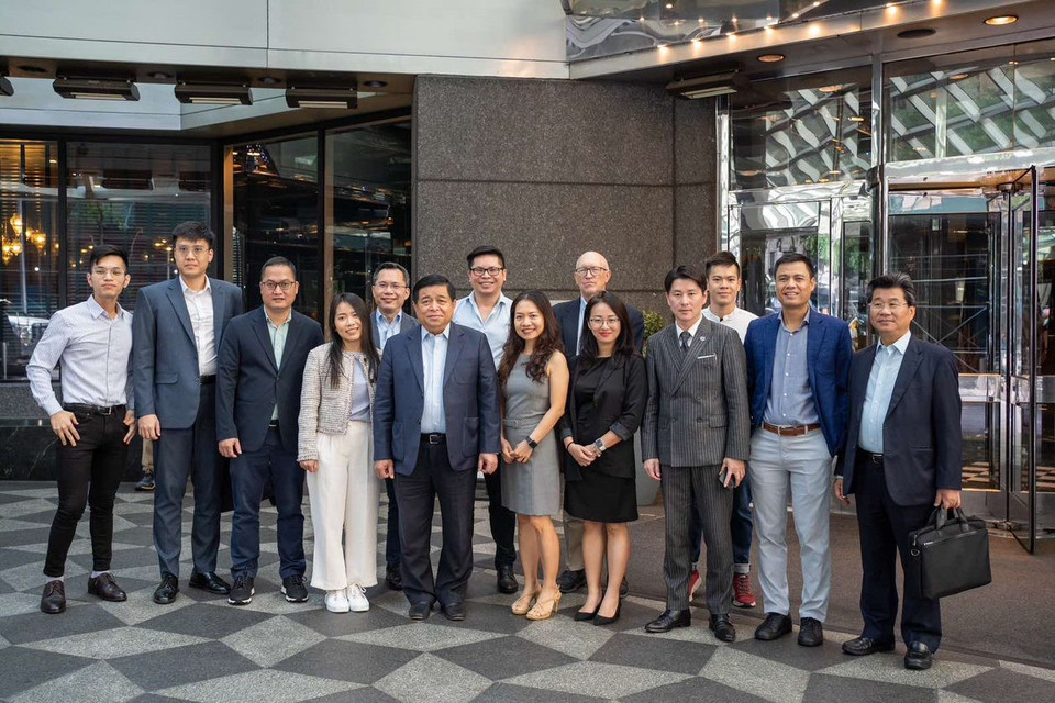  Bộ trưởng Nguyễn Chí Dũng gặp mặt các chuyên gia, trí thức gốc Việt trong mạng lưới đổi mới sáng tạo Việt Nam tại New York. Trong buổi gặp, Bộ trưởng chia sẻ những thông tin nổi bật về kinh tế Việt Nam và các cơ hội trong thời gian tới. (Ảnh: CTV/Vietnam+)