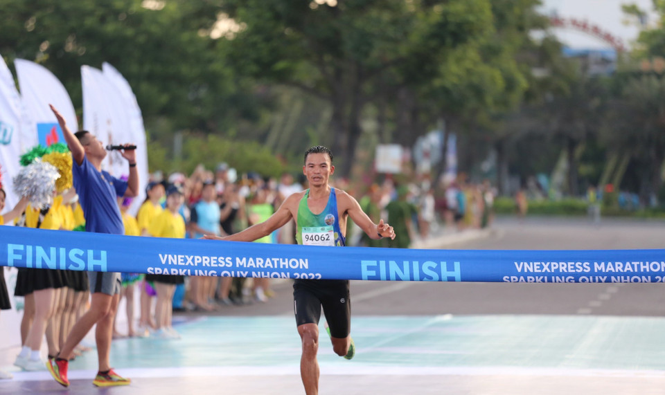 Lê Văn Tuấn bảo vệ thành công chức vô địch tại Giải chạy VnExpress Marathon Quy Nhơn 2022. (Ảnh: Nguyên Linh/TTXVN)