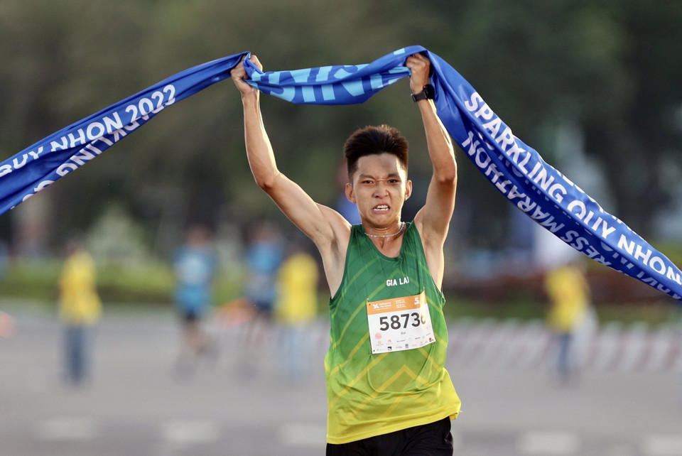 Nguyễn Thành Đạt trở thành nhà vô địch cự ly 5km nam Giải chạy VnExpress Marathon Quy Nhơn 2022. (Ảnh: Nguyên Linh/TTXVN)