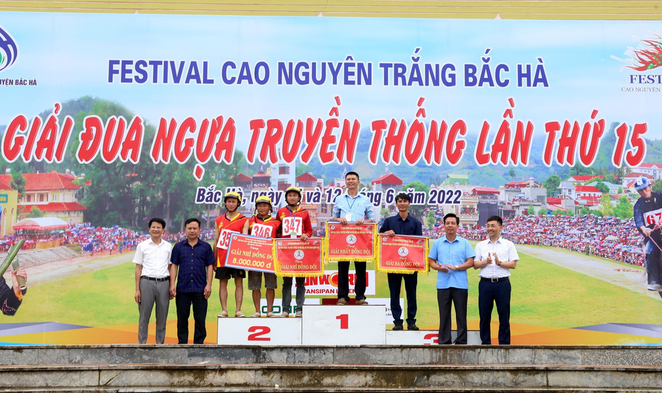 Ban tổ chức trao giải Nhất đồng đội cho đoàn vận động viên xã Na Hối, giải Nhì đồng đội cho đoàn vận động viên huyện Simacai và giải Ba đồng đội cho đoàn vận động viên xã Bản Phố. (Ảnh: Quốc Khánh/TTXVN)