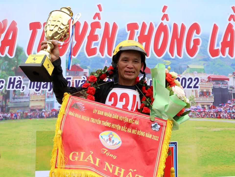 Nài ngựa Lâm Văn Thàng (xã Tả Chải, Bắc Hà) xuất sắc giành ngôi vô địch. (Ảnh: Quốc Khánh/TTXVN)