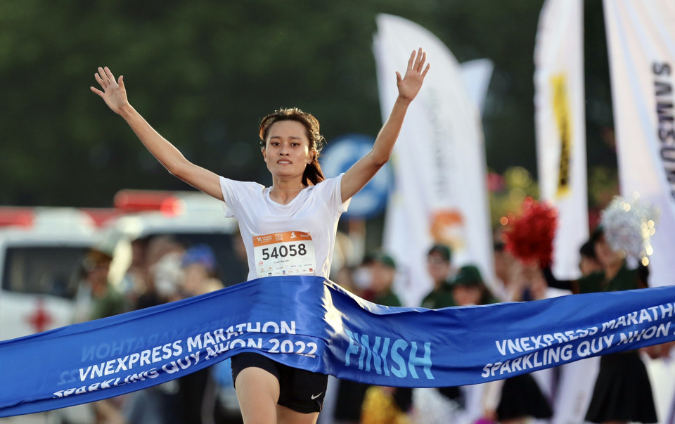 Nguyễn Thị Kim Luyến trở thành nhà vô địch cự ly 5km nữ Giải chạy VnExpress Marathon Quy Nhơn 2022. (Ảnh: Nguyên Linh/TTXVN)