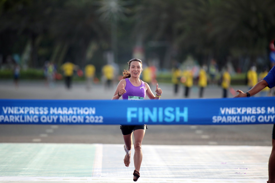 "Nữ hoàng chân đất" Phạm Thị Bình trở thành nhà vô địch mới của Giải chạy VnExpress Marathon Quy Nhơn 2022 vô địch cự ly 42km. (Ảnh: Nguyên Linh/TTXVN)