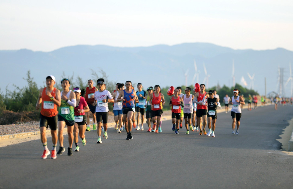 Tại giải, các vận động viên tham gia thi đấu tại 4 cự ly gồm: 42km, 21km, 10km và 5 km. (Ảnh: Nguyên Linh/TTXVN)