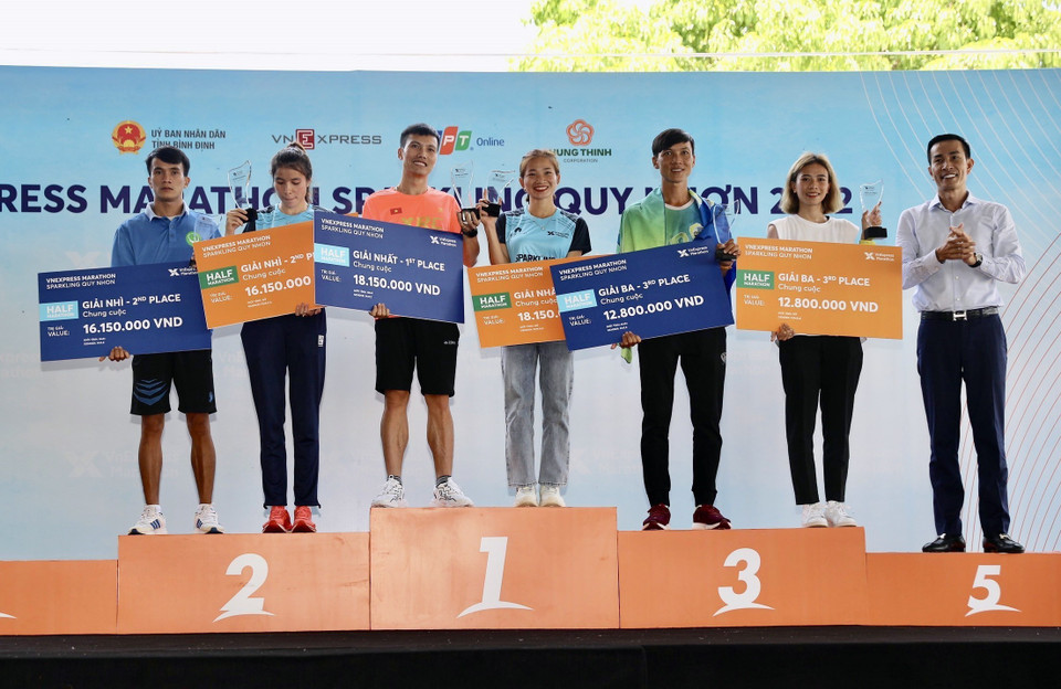 Trao các giải thưởng cho các vận động viên có thành tích cao tại Giải chạy VnExpress Marathon Quy Nhơn 2022. (Ảnh: Nguyên Linh/TTXVN)