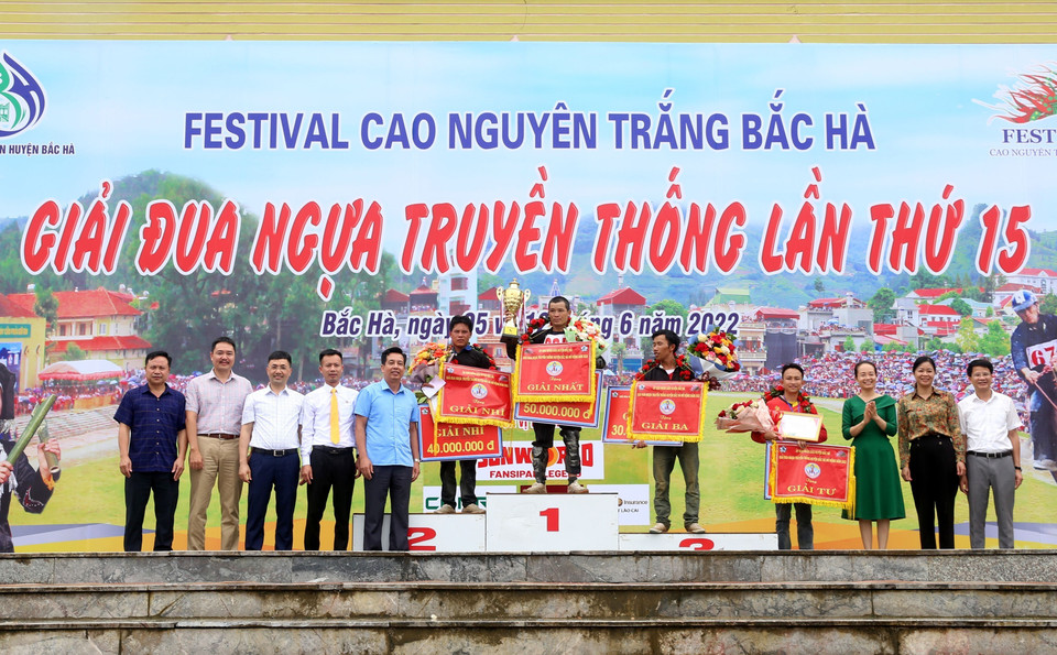 Nài ngựa Lâm Văn Thàng (xã Tả Chải, huyên Bắc Hà) giành ngôi vô địch; nài ngựa Tráng A Dở (thị trấn Bát Xá, thuyên Bắc Hà), giải Nhì; nài ngựa Vàng Seo Vư (xã Thải Giàng Phố, huyên Bắc Hà), giải Ba; và nài ngựa Nông Văn Nghinh (huyện Simacai) đoạt giải Khuyến khích. (Ảnh: Quốc Khánh/TTXVN)