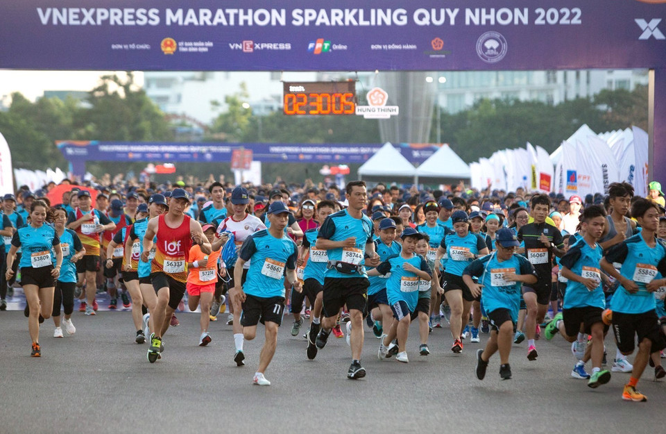 Các vận động viên nam chạy cử ly 42km Giải chạy VnExpress Marathon Quy Nhơn 2022. (Ảnh: Nguyên Linh/TTXVN)