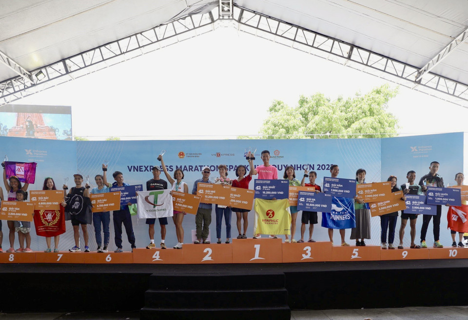 Trao các giải thưởng cho các vận động viên có thành tích cao tại Giải chạy VnExpress Marathon Quy Nhơn 2022. (Ảnh: Nguyên Linh/TTXVN)