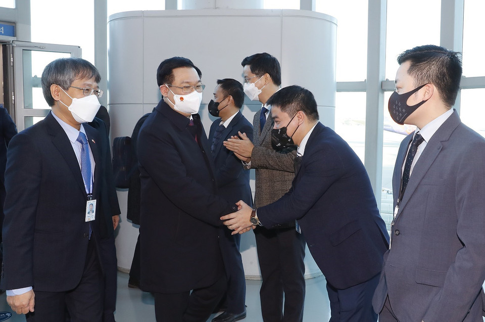 Lễ đón Chủ tịch Quốc hội Vương Đình Huệ tại Sân bay quốc tế Incheon, thủ đô Seoul. (Ảnh: Doãn Tấn/TTXVN)