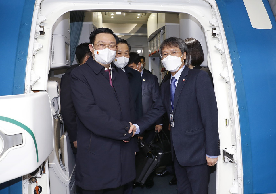 Đại sứ đặc mệnh toàn quyền Việt Nam tại Hàn Quốc Nguyễn Vũ Tùng đón Chủ tịch Quốc hội Vương Đình Huệ tại Sân bay quốc tế Incheon, thủ đô Seoul. (Ảnh: Doãn Tấn/TTXVN)