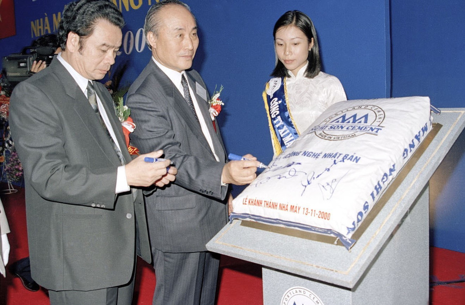 Lễ khánh thành Nhà máy xi măng Nghi Sơn (Thanh Hoá), ngày 13/11/2000. (Ảnh: Hoàng Lâm/TTXVN)