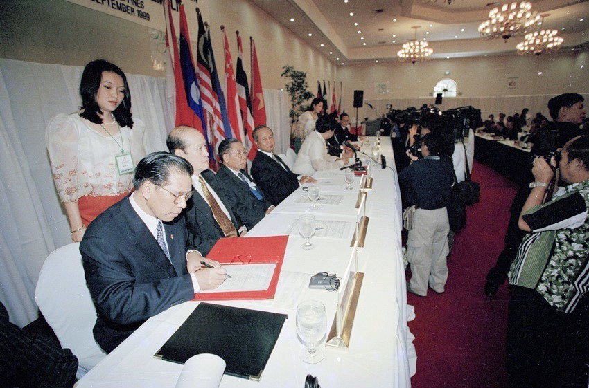 Chủ tịch Quốc hội Nông Đức Mạnh và các trưởng đoàn ký nghị quyết về việc kết nạp Quốc hội Campuchia làm thành viên của AIPO, tại kỳ họp lần thứ 20 Đại hội đồng Liên minh Nghị viện Hiệp hội các quốc gia Đông Nam Á (AIPO) ở Manila (Philippines), từ 19-24/9/1999. (Ảnh: Xuân Tuân/TTXVN)